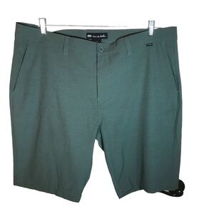 Travis Mathew golf shorts men’s size 40 green flat front stretchy performance